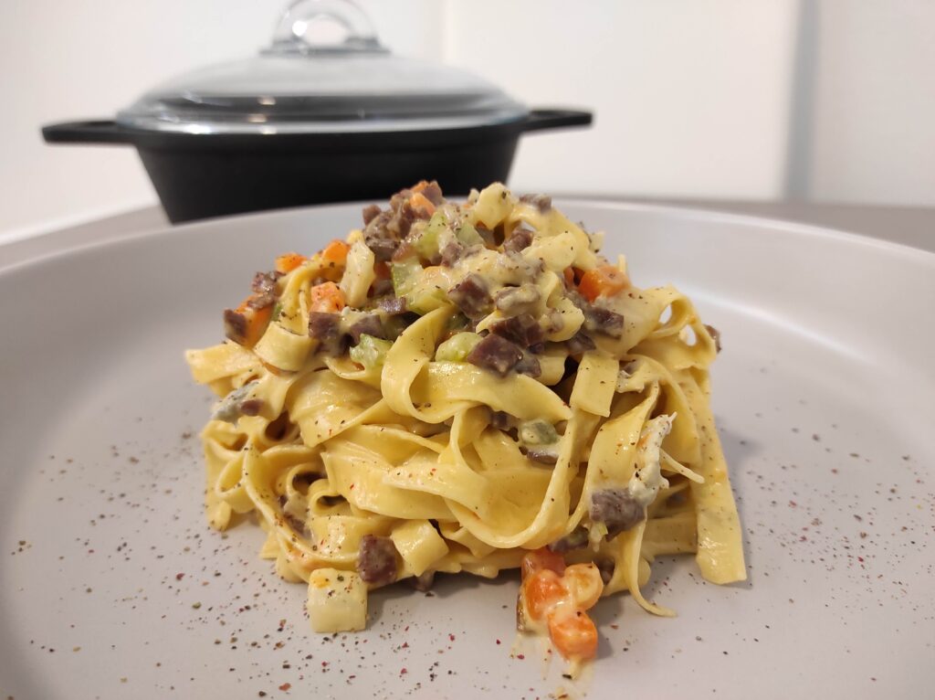 Tagliatelle con manzo affumicato, verdurine e gorgonzola