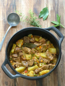Spezzatino con piselli e patate