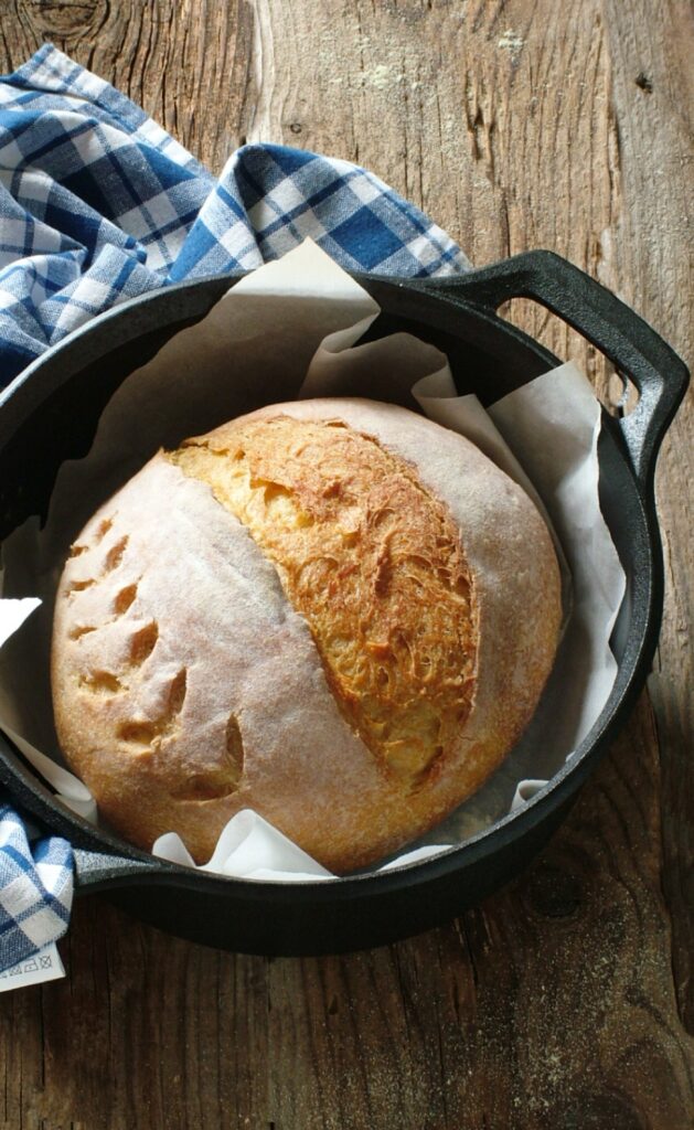 Pane fatto in casa nella pentola di ghisa.